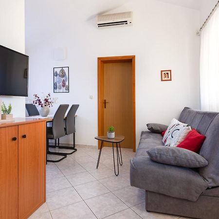 Villa Livia With Three Nice Apartments, Swimming Pool, Childrens Playground, Barbecue And Free Parking Ližnjan Εξωτερικό φωτογραφία