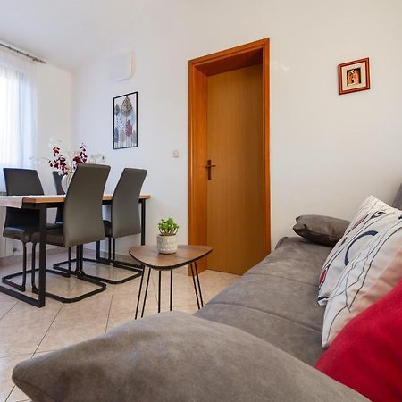 Villa Livia With Three Nice Apartments, Swimming Pool, Childrens Playground, Barbecue And Free Parking Ližnjan Εξωτερικό φωτογραφία