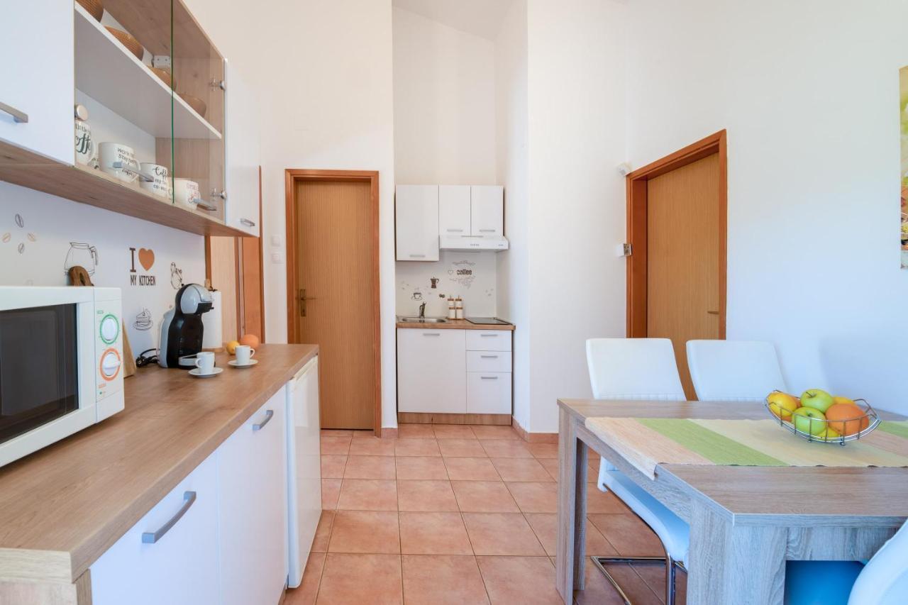 Villa Livia With Three Nice Apartments, Swimming Pool, Childrens Playground, Barbecue And Free Parking Ližnjan Εξωτερικό φωτογραφία