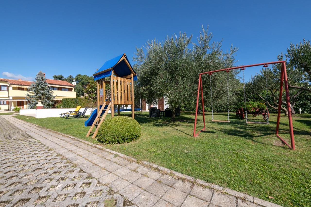 Villa Livia With Three Nice Apartments, Swimming Pool, Childrens Playground, Barbecue And Free Parking Ližnjan Εξωτερικό φωτογραφία