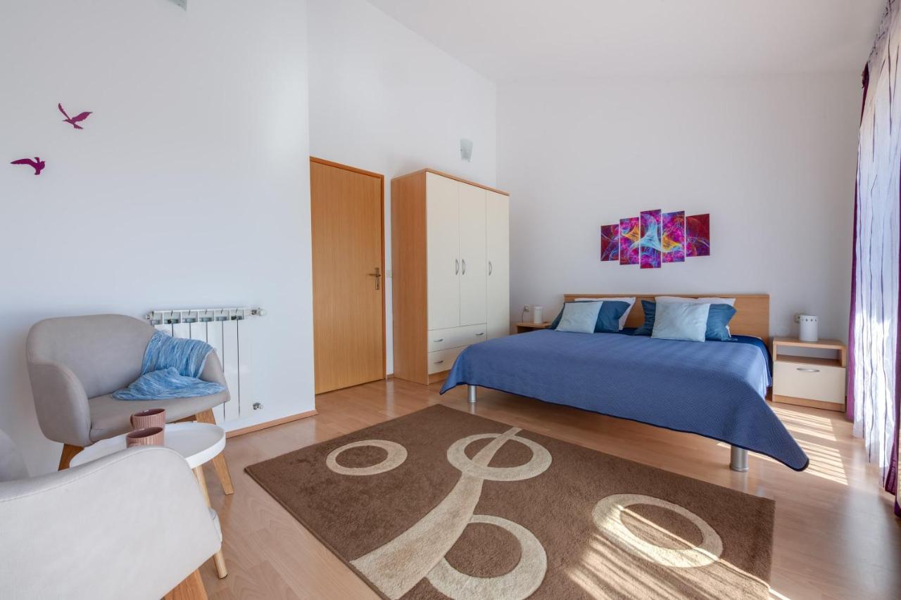 Villa Livia With Three Nice Apartments, Swimming Pool, Childrens Playground, Barbecue And Free Parking Ližnjan Εξωτερικό φωτογραφία