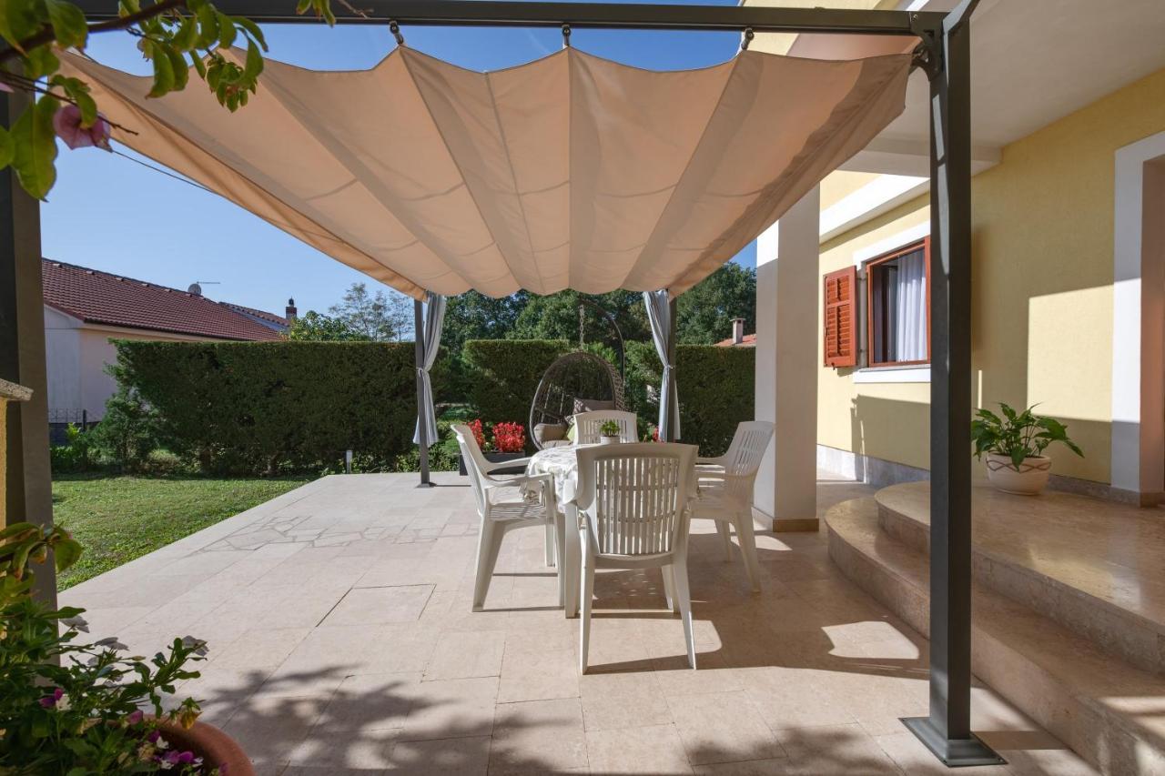 Villa Livia With Three Nice Apartments, Swimming Pool, Childrens Playground, Barbecue And Free Parking Ližnjan Εξωτερικό φωτογραφία