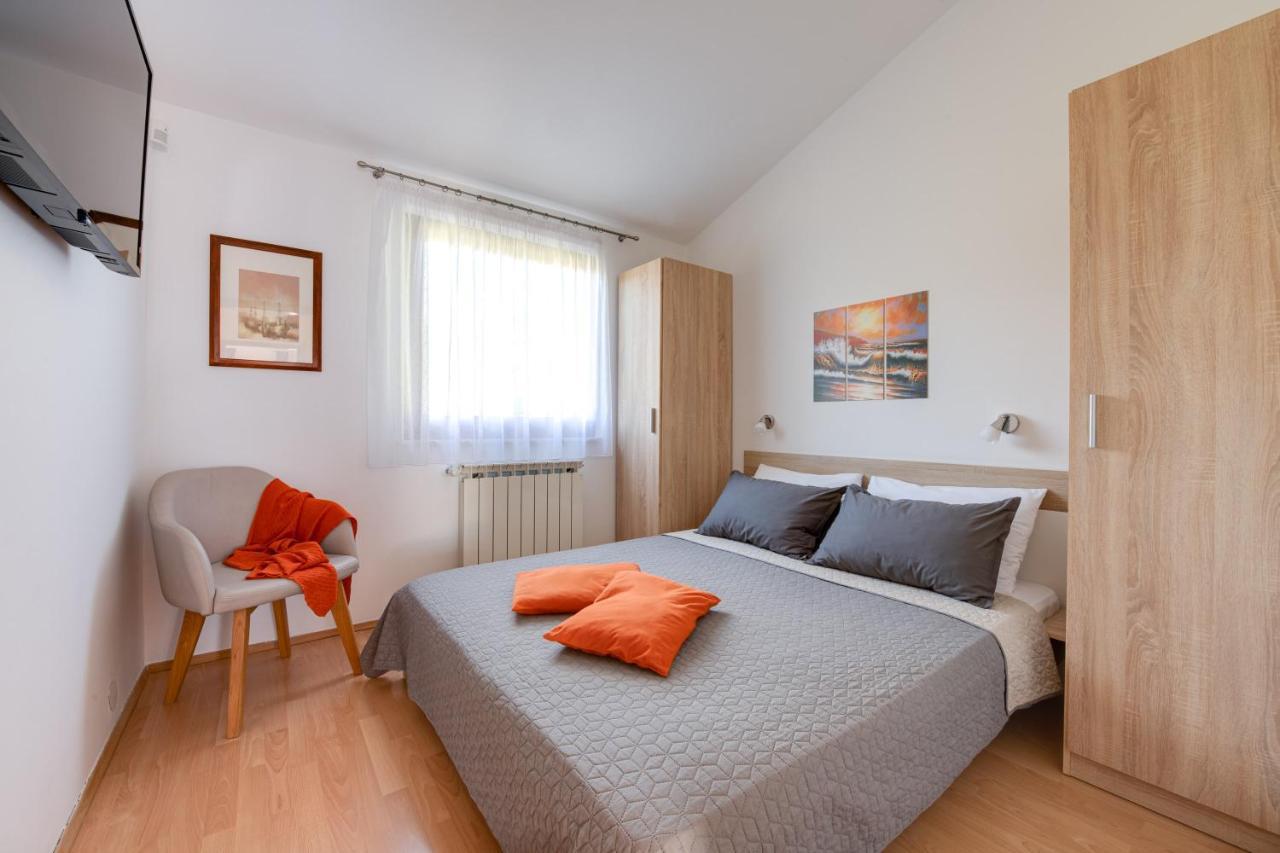 Villa Livia With Three Nice Apartments, Swimming Pool, Childrens Playground, Barbecue And Free Parking Ližnjan Εξωτερικό φωτογραφία