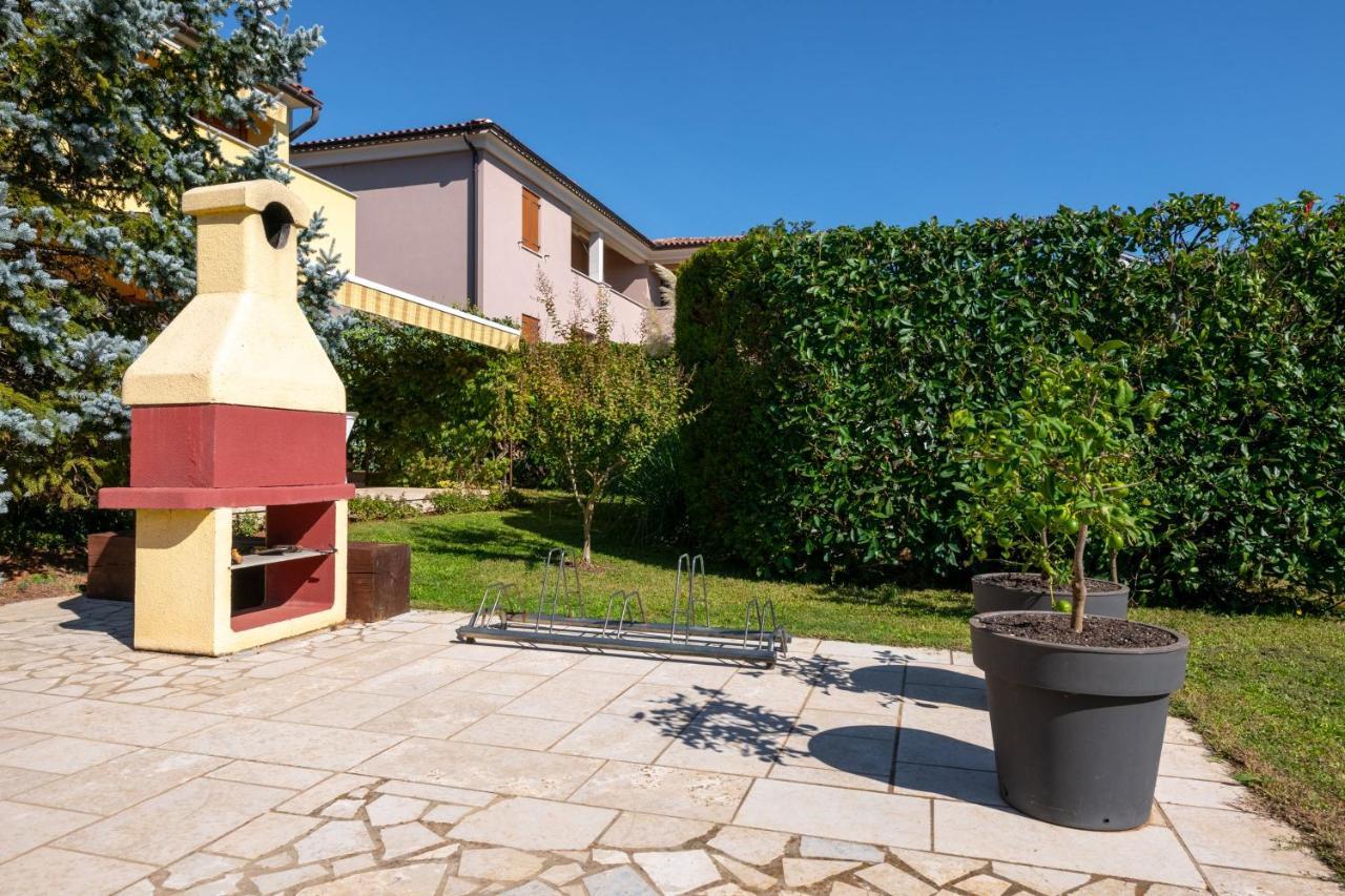 Villa Livia With Three Nice Apartments, Swimming Pool, Childrens Playground, Barbecue And Free Parking Ližnjan Εξωτερικό φωτογραφία