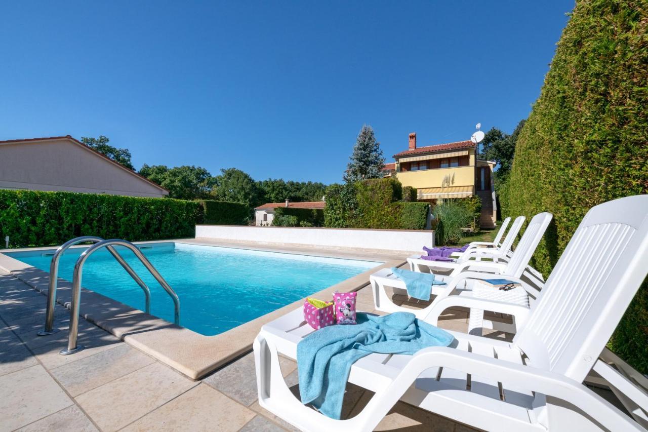 Villa Livia With Three Nice Apartments, Swimming Pool, Childrens Playground, Barbecue And Free Parking Ližnjan Εξωτερικό φωτογραφία