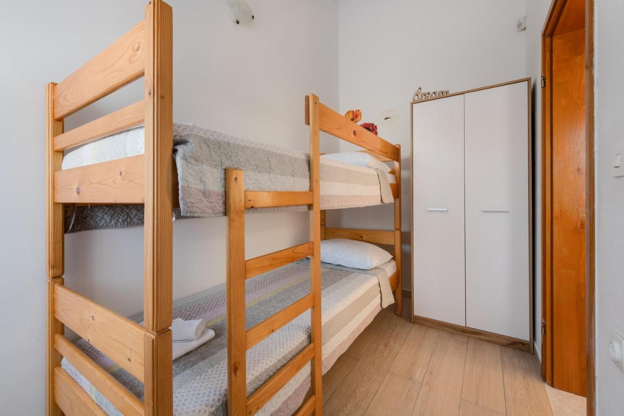 Villa Livia With Three Nice Apartments, Swimming Pool, Childrens Playground, Barbecue And Free Parking Ližnjan Εξωτερικό φωτογραφία