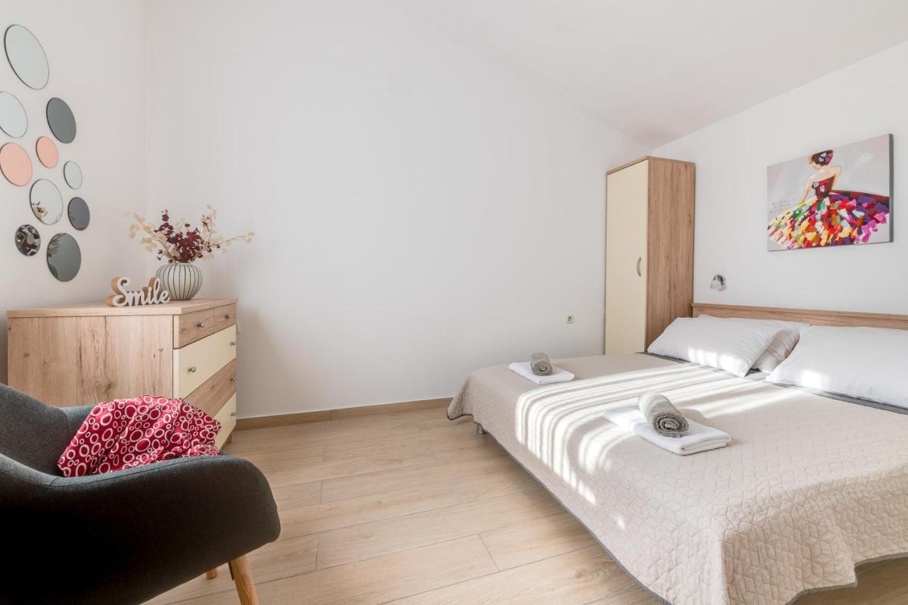 Villa Livia With Three Nice Apartments, Swimming Pool, Childrens Playground, Barbecue And Free Parking Ližnjan Εξωτερικό φωτογραφία