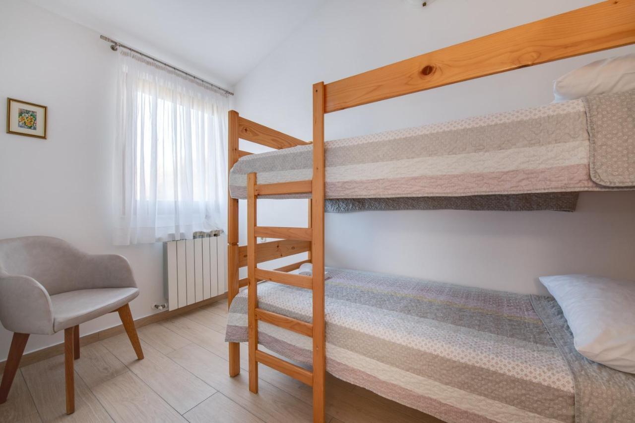 Villa Livia With Three Nice Apartments, Swimming Pool, Childrens Playground, Barbecue And Free Parking Ližnjan Εξωτερικό φωτογραφία