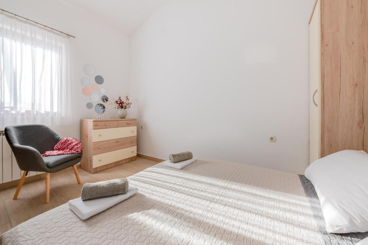 Villa Livia With Three Nice Apartments, Swimming Pool, Childrens Playground, Barbecue And Free Parking Ližnjan Εξωτερικό φωτογραφία