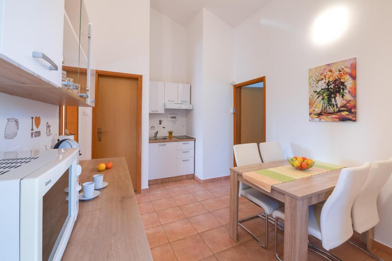 Villa Livia With Three Nice Apartments, Swimming Pool, Childrens Playground, Barbecue And Free Parking Ližnjan Εξωτερικό φωτογραφία